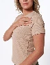 Camiseta con Botones Crema Mujer – Diseño casual con detalle elegante