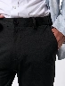 Pantalón Llano Negro Hombre – Un clásico para cualquier ocasión