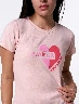 Camiseta Corazón Coral Mujer – Detalle romántico con color vibrante