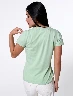 Camiseta Flores Verde Mujer – Estampado floral con aire fresco