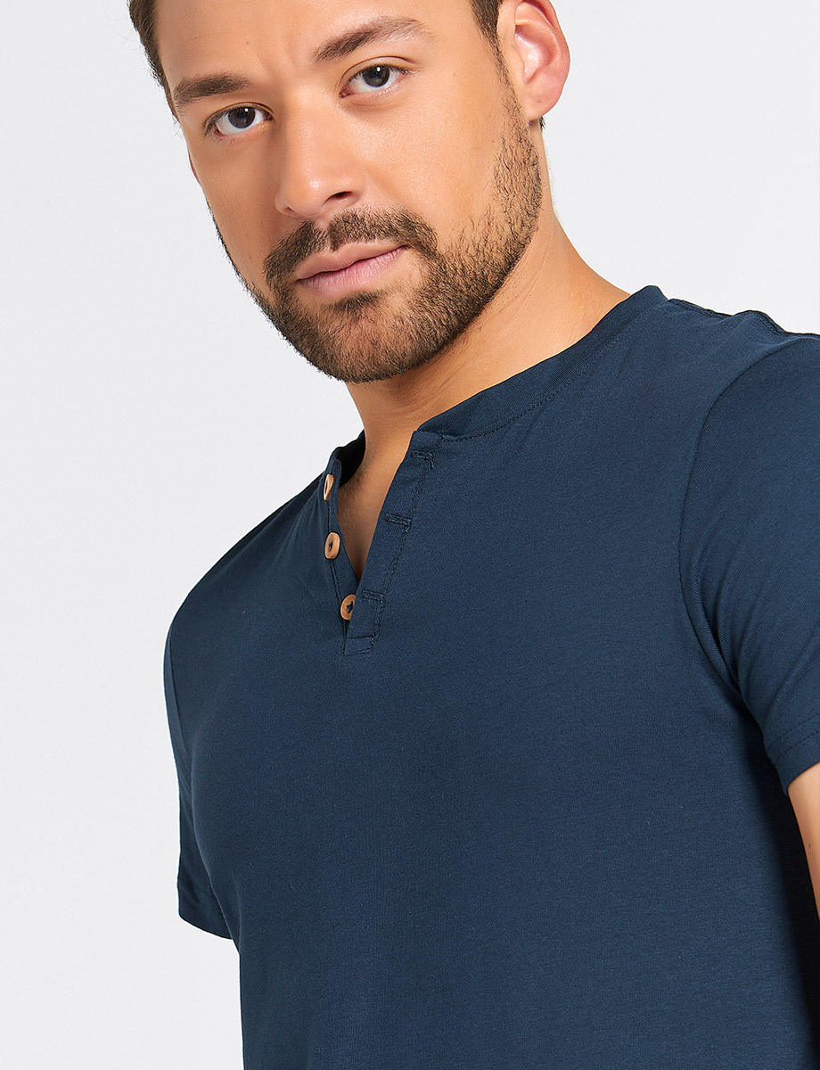 Camiseta Básica Cuello Henley 3 Botones