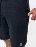 Bermuda Llana Gris Oscuro Hombre Un básico casual para días activos